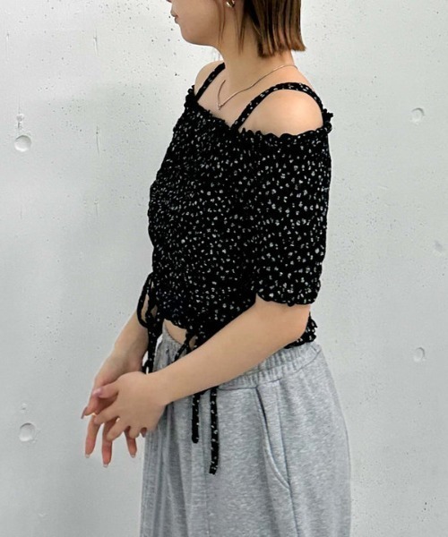 archives(アルシーヴ)の「小花柄カットレースオフショルTOPS(Tシャツ/カットソー・レディース・アイボリー/ブラック・MEDIUM)」の6枚目の写真