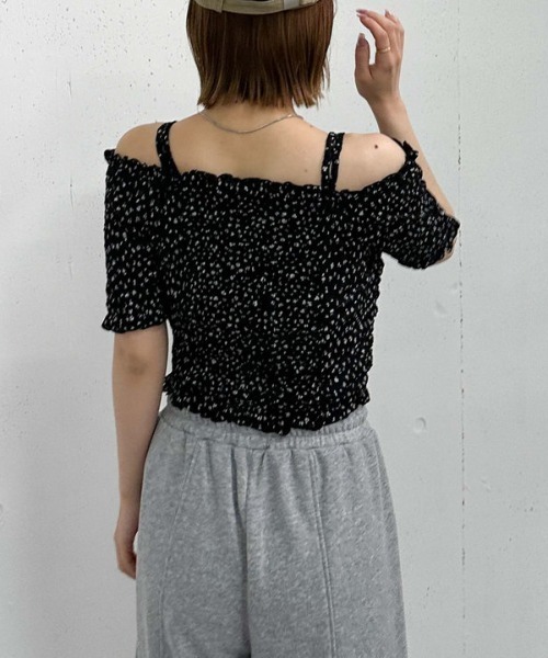 archives(アルシーヴ)の「小花柄カットレースオフショルTOPS(Tシャツ/カットソー・レディース・アイボリー/ブラック・MEDIUM)」の7枚目の写真