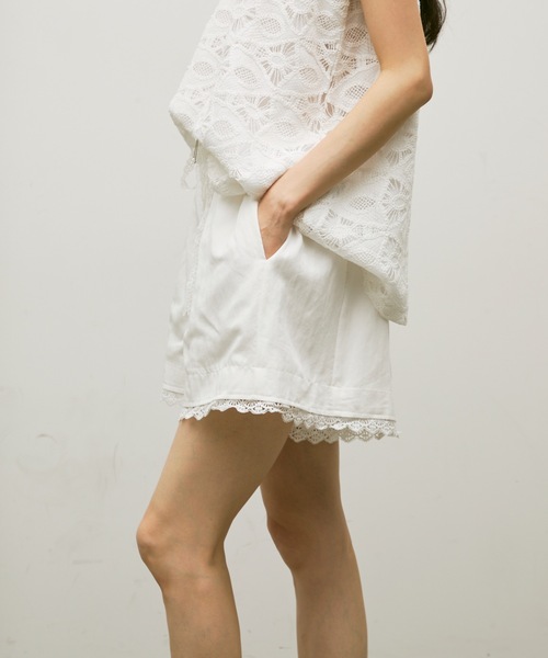 Lutim by u(ルチバイユー)の「Lace detail Bermuda pants / レースディテールバミューダパンツ(その他パンツ・レディース・ブラック/ホワイト・FREE)」の10枚目の写真