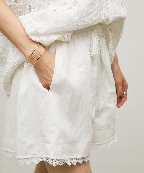 Lutim by u(ルチバイユー)の「Lace detail Bermuda pants / レースディテールバミューダパンツ(その他パンツ・レディース・ブラック/ホワイト・FREE)」の15枚目の写真