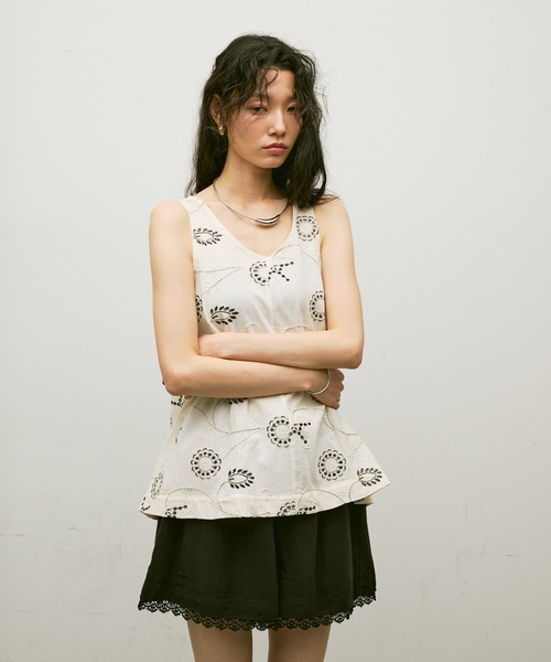 Lutim by u(ルチバイユー)の「Lace detail Bermuda pants / レースディテールバミューダパンツ(その他パンツ・レディース・ブラック/ホワイト・FREE)」の17枚目の写真