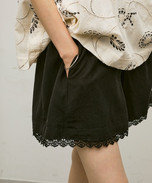 Lutim by u(ルチバイユー)の「Lace detail Bermuda pants / レースディテールバミューダパンツ(その他パンツ・レディース・ブラック/ホワイト・FREE)」の22枚目の写真