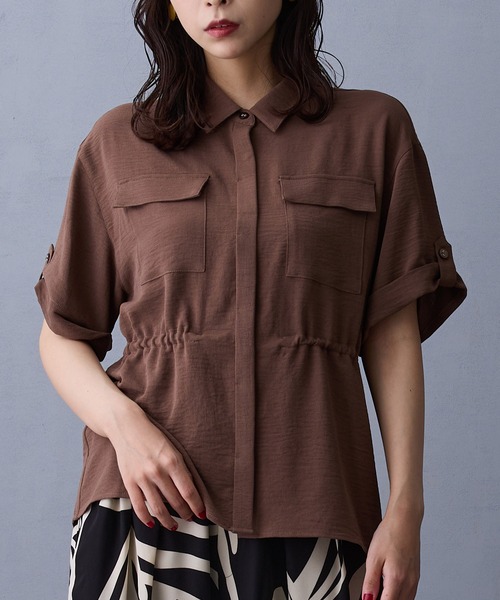 NICOLE white(ニコルホワイト)の「ウエストドロスト半袖シャツ(シャツ/ブラウス・レディース・ブラック/カーキ/モカ・FREE)」の4枚目の写真