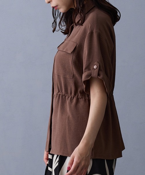 NICOLE white(ニコルホワイト)の「ウエストドロスト半袖シャツ(シャツ/ブラウス・レディース・ブラック/カーキ/モカ・FREE)」の8枚目の写真