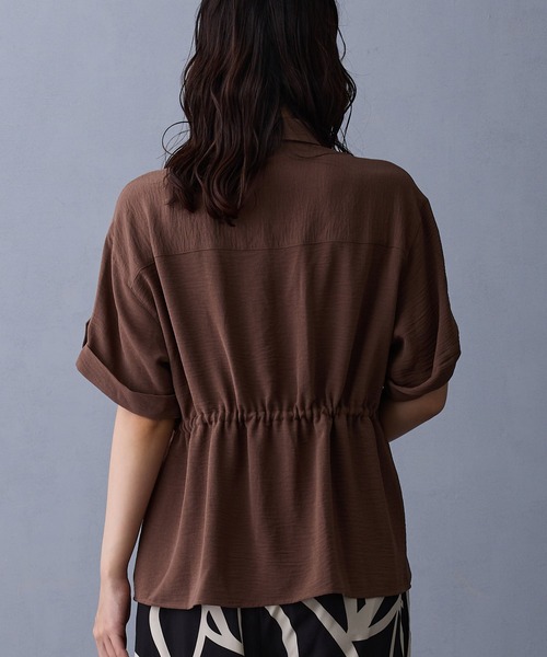 NICOLE white(ニコルホワイト)の「ウエストドロスト半袖シャツ(シャツ/ブラウス・レディース・ブラック/カーキ/モカ・FREE)」の10枚目の写真