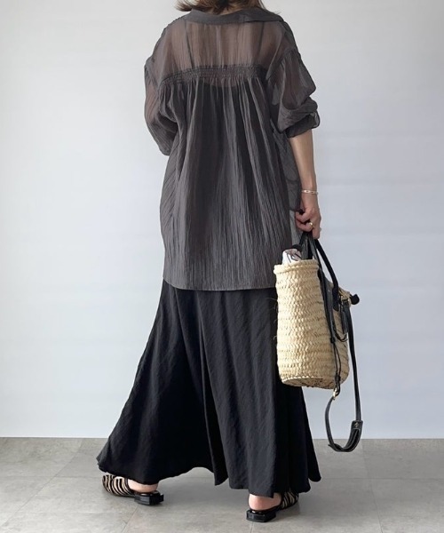 ikka（イッカ）の「シアーバックシャーリングシャツ（シャツ/ブラウス・レディース・チャコールグレー/モカ/ダークグリーン・L/M/S）」の6枚目の写真