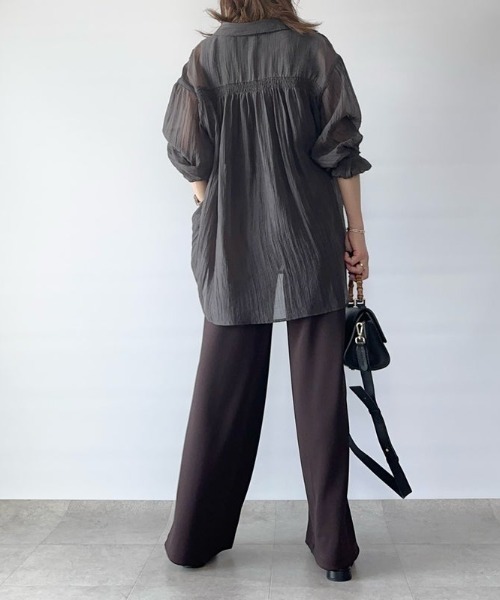 ikka（イッカ）の「シアーバックシャーリングシャツ（シャツ/ブラウス・レディース・チャコールグレー/モカ/ダークグリーン・L/M/S）」の8枚目の写真