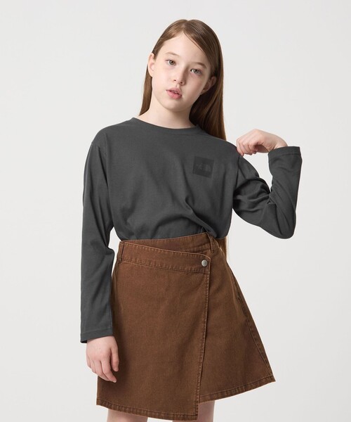 THE NORTH FACE（ザノースフェイス）の「＜THE NORTH FACE＞ロングスリーブ スモールスクエア ロゴティー / キッズ  130cm-160cm（Tシャツ/カットソー・キッズ・モカ/ダークグレー・160cm/130cm/150cm/140cm）」の3枚目の写真