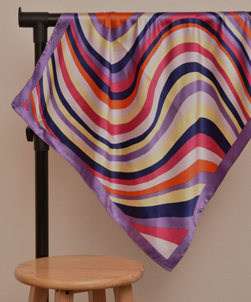 TONE SELECT GOODS(トーンセレクトグッズ)の「【resonance】幾何学デザイン ヴィヴィッドカラー シルクタッチ スカーフ【マルチウェイ】(バンダナ/スカーフ・レディース・ピンク系/ブルー系/パープル系・FREE)」の2枚目の写真