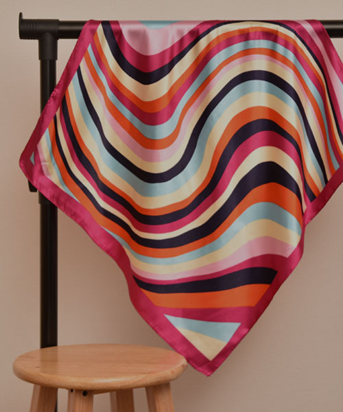 TONE SELECT GOODS(トーンセレクトグッズ)の「【resonance】幾何学デザイン ヴィヴィッドカラー シルクタッチ スカーフ【マルチウェイ】(バンダナ/スカーフ・レディース・ピンク系/ブルー系/パープル系・FREE)」の3枚目の写真
