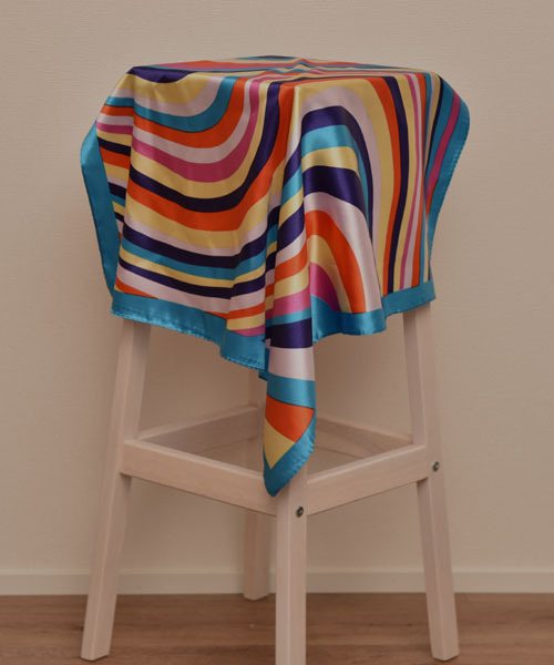 TONE SELECT GOODS(トーンセレクトグッズ)の「【resonance】幾何学デザイン ヴィヴィッドカラー シルクタッチ スカーフ【マルチウェイ】(バンダナ/スカーフ・レディース・ピンク系/ブルー系/パープル系・FREE)」の4枚目の写真