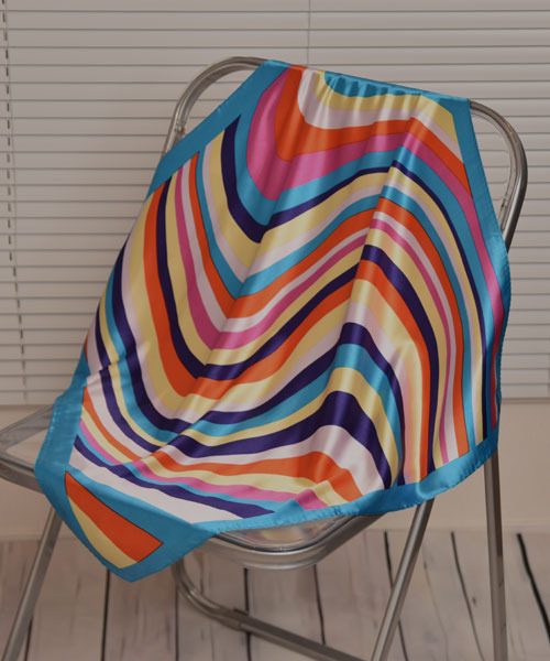 TONE SELECT GOODS(トーンセレクトグッズ)の「【resonance】幾何学デザイン ヴィヴィッドカラー シルクタッチ スカーフ【マルチウェイ】(バンダナ/スカーフ・レディース・ピンク系/ブルー系/パープル系・FREE)」の5枚目の写真