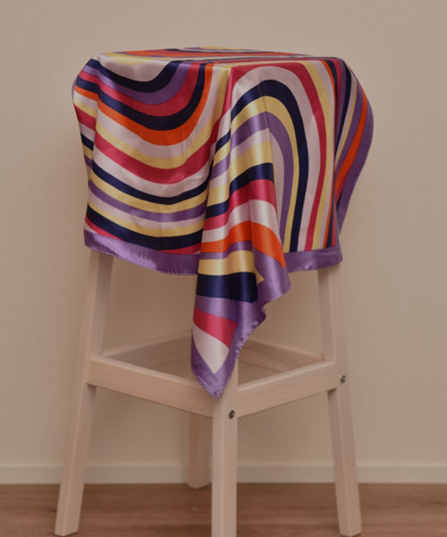 TONE SELECT GOODS(トーンセレクトグッズ)の「【resonance】幾何学デザイン ヴィヴィッドカラー シルクタッチ スカーフ【マルチウェイ】(バンダナ/スカーフ・レディース・ピンク系/ブルー系/パープル系・FREE)」の6枚目の写真