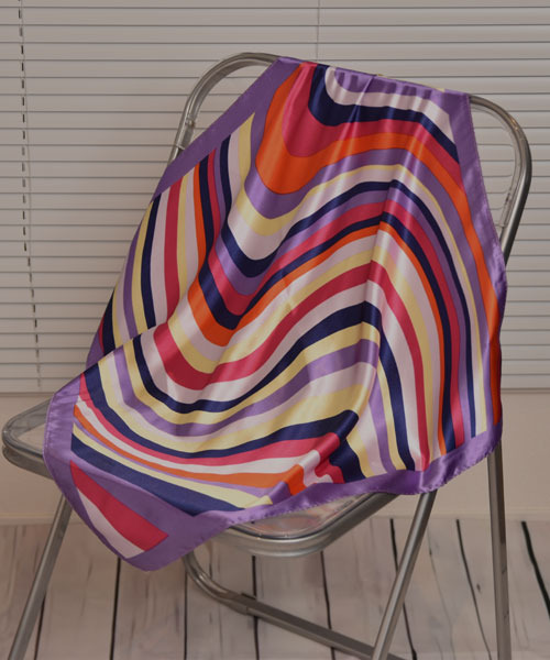 TONE SELECT GOODS(トーンセレクトグッズ)の「【resonance】幾何学デザイン ヴィヴィッドカラー シルクタッチ スカーフ【マルチウェイ】(バンダナ/スカーフ・レディース・ピンク系/ブルー系/パープル系・FREE)」の7枚目の写真