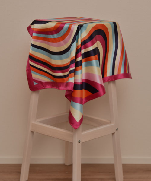 TONE SELECT GOODS(トーンセレクトグッズ)の「【resonance】幾何学デザイン ヴィヴィッドカラー シルクタッチ スカーフ【マルチウェイ】(バンダナ/スカーフ・レディース・ピンク系/ブルー系/パープル系・FREE)」の8枚目の写真