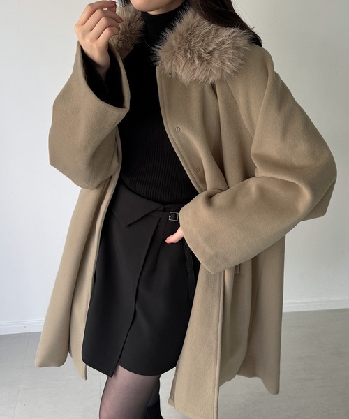 JUNOAH（ジュノア）の「【取り外し可能】フェイクファーカラーシャギーコート（ノーカラーコート・レディース・アイボリー/グレイッシュベージュ/ブラック・SMALL/MEDIUM/LARGE/X-LARGE）」の4枚目の写真