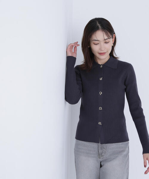 NATURAL BEAUTY BASIC(ナチュラルビューティーベーシック)の「◇ハトメボタンポロカラーニット(ニット/セーター・レディース・グリーン/チャコールグレー/オフホワイト・FREE)」の4枚目の写真