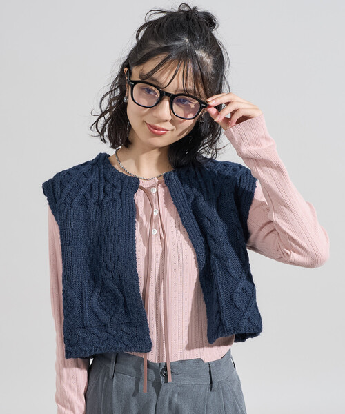 FREAK'S STORE（フリークスストア）の「リメイク風 リボン ケーブルショートベスト/ニットベスト（ベスト・レディース・ネイビー/ブラウン/オフホワイト・ﾌﾘ-）」の6枚目の写真
