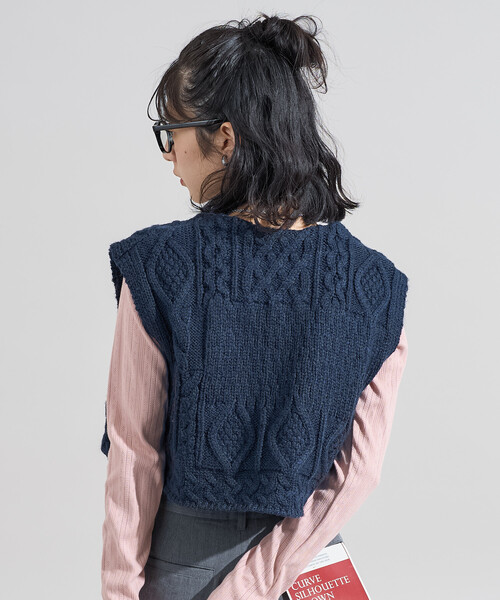 FREAK'S STORE（フリークスストア）の「リメイク風 リボン ケーブルショートベスト/ニットベスト（ベスト・レディース・ネイビー/ブラウン/オフホワイト・ﾌﾘ-）」の10枚目の写真