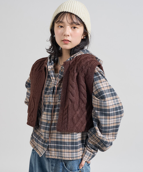 FREAK'S STORE（フリークスストア）の「リメイク風 リボン ケーブルショートベスト/ニットベスト（ベスト・レディース・ネイビー/ブラウン/オフホワイト・ﾌﾘ-）」の4枚目の写真