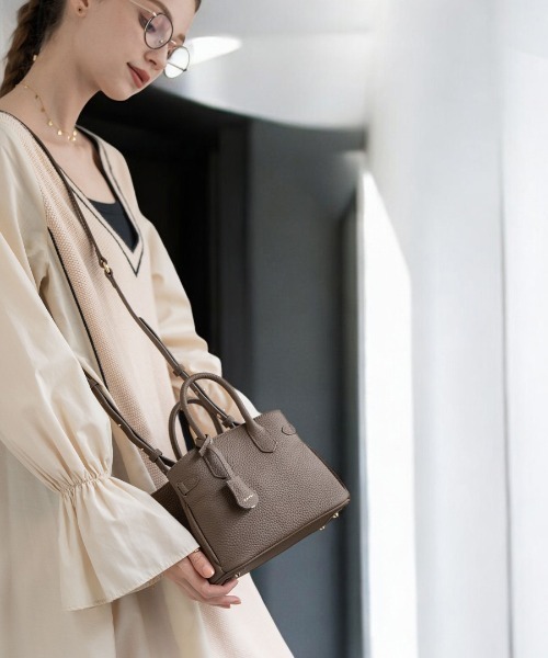 HAYNI（ヘイニ）の「Baby Lenne ベイビーレネ（ショルダーバッグ・レディース・ブラウン系/グレー系/キャメル/アイボリー/ブラック/グレー・FREE）」の5枚目の写真