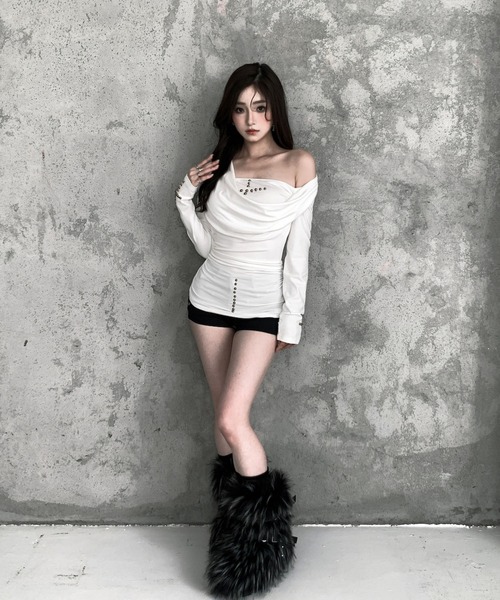 VEILA(ヴェイラ)の「ネック ドレープ ロング スリーブ カットソー(Tシャツ/カットソー・レディース・ブラック/ホワイト・フリー)」の14枚目の写真