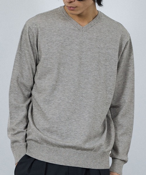 NAVY — неграфическая майка V‑neck без принта