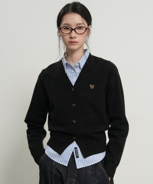 GENERAL IDEA（ジェネラルアイデア）の「【GENERAL IDEA】ロゴ入りスタンダード長袖カーディガン / GNRL ESSENTIAL CARDIGAN（カーディガン/ボレロ・レディース・グレー/ローズ/ブラック/チャコール/ピンク/ダークブラウン/ホワイト/ピンク系/ダークネイビー/イエロー系/ネイビー/カーキ・L/M/S/XS）」の2枚目の写真