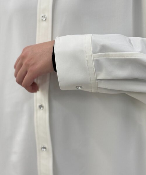 LOUNGEDRESS（ラウンジドレス）の「TR BIGシャツ（シャツ/ブラウス・レディース・ベージュ/ネイビー/オフホワイト・FREE）」の12枚目の写真