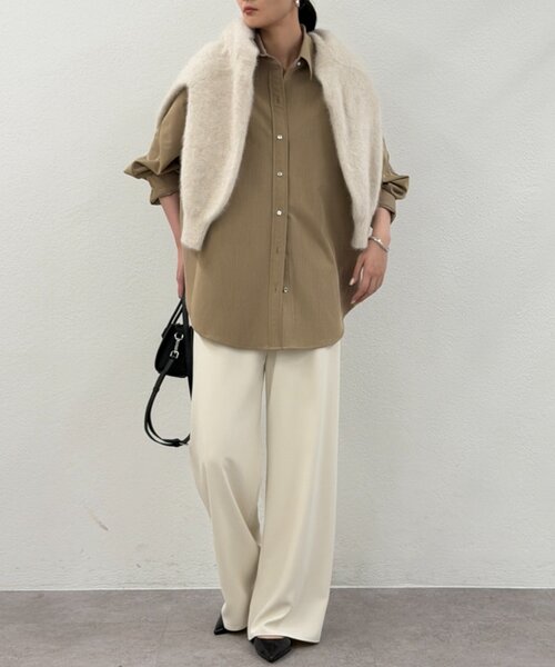 LOUNGEDRESS（ラウンジドレス）の「TR BIGシャツ（シャツ/ブラウス・レディース・ベージュ/ネイビー/オフホワイト・FREE）」の13枚目の写真