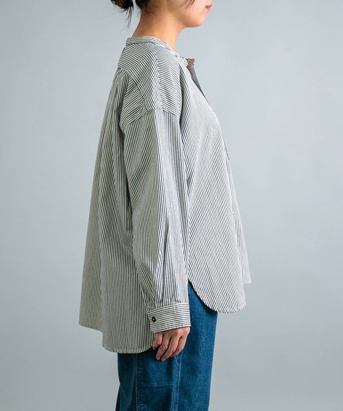 OMNIGOD（オムニゴッド）の「[OMNIGOD womens / オムニゴッド] ヒッコリー ワイドスタンドカラーシャツ（シャツ/ブラウス・レディース・ブルー系その他・FREE）」の4枚目の写真
