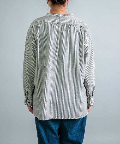 OMNIGOD（オムニゴッド）の「[OMNIGOD womens / オムニゴッド] ヒッコリー ワイドスタンドカラーシャツ（シャツ/ブラウス・レディース・ブルー系その他・FREE）」の5枚目の写真