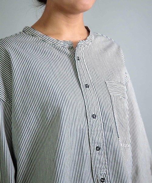 OMNIGOD（オムニゴッド）の「[OMNIGOD womens / オムニゴッド] ヒッコリー ワイドスタンドカラーシャツ（シャツ/ブラウス・レディース・ブルー系その他・FREE）」の6枚目の写真