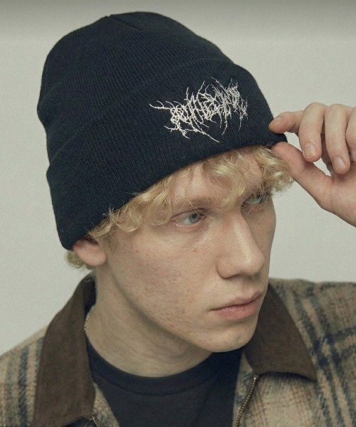 セール】【IZU】 メタルロゴ刺繍ストリートビーニー（ニットキャップ