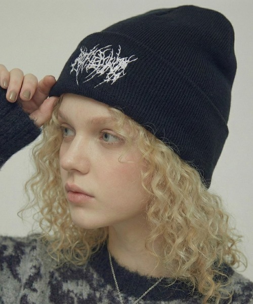 セール】【IZU】 メタルロゴ刺繍ストリートビーニー（ニットキャップ
