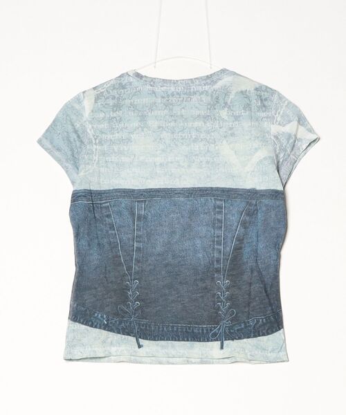 Guess（ゲス）の「Short Sleeves Denim Bustier R5 Sub Tee グラフィックTシャツ（Tシャツ/カットソー・レディース・ブルー系その他・SMALL/MEDIUM/X-SMALL）」の2枚目の写真