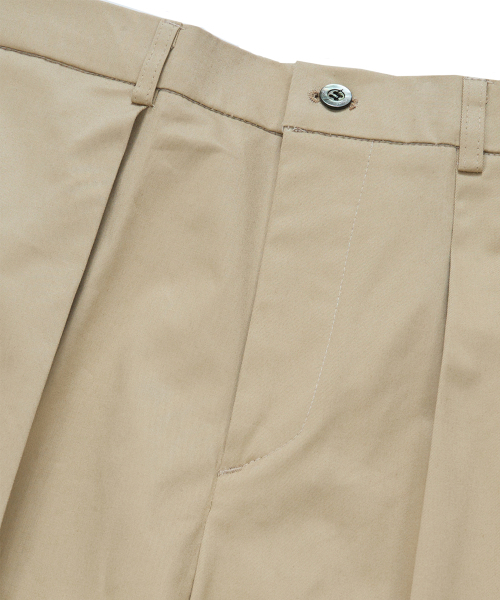 BELLIEF(ベリーフ)の「Gabardine cotton Single Pleat banding chino (Beige)(その他パンツ・メンズ・その他・MEDIUM/LARGE/X-LARGE)」の2枚目の写真