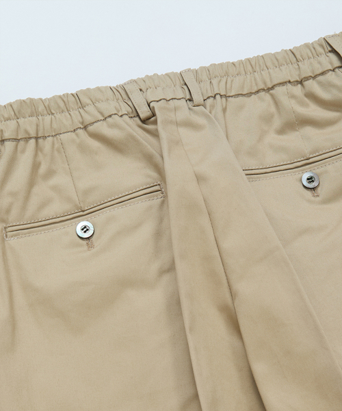 BELLIEF(ベリーフ)の「Gabardine cotton Single Pleat banding chino (Beige)(その他パンツ・メンズ・その他・MEDIUM/LARGE/X-LARGE)」の3枚目の写真
