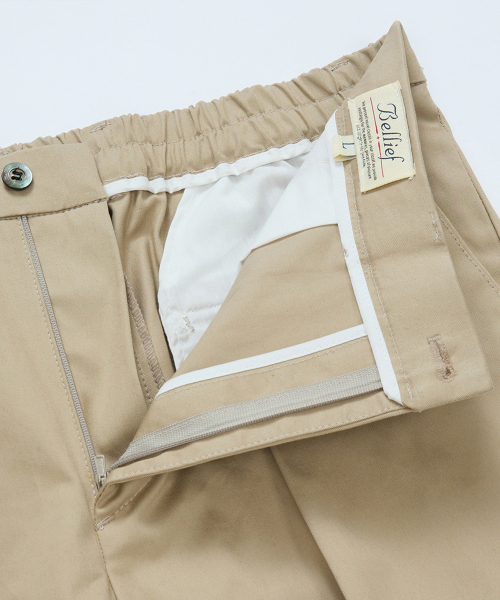 BELLIEF(ベリーフ)の「Gabardine cotton Single Pleat banding chino (Beige)(その他パンツ・メンズ・その他・MEDIUM/LARGE/X-LARGE)」の4枚目の写真