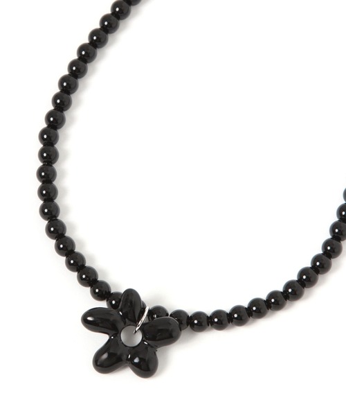 PAGEBOY(ページボーイ)の「フラワービーズネックレス(ネックレス・レディース・オフホワイト/ブラック・FREE)」の4枚目の写真