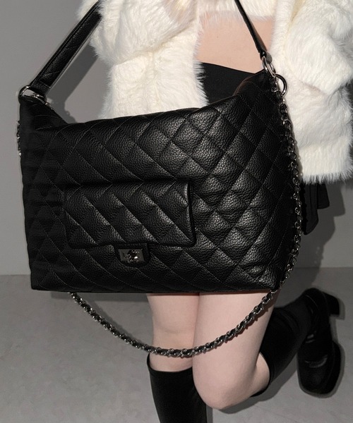 me+em select（ミームセレクト）の「【 ショルダーストラップ付き２WAY 】キルティングスクエアトートショルダーバッグ / quilted square tote shoulder bag（ショルダーバッグ・レディース・ブラック/ホワイト・FREE）」の4枚目の写真
