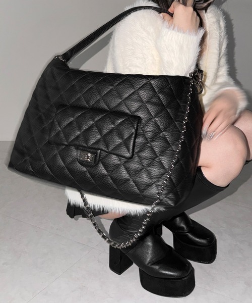 me+em select（ミームセレクト）の「【 ショルダーストラップ付き２WAY 】キルティングスクエアトートショルダーバッグ / quilted square tote shoulder bag（ショルダーバッグ・レディース・ブラック/ホワイト・FREE）」の13枚目の写真