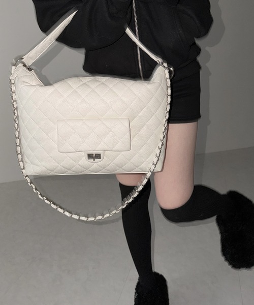 me+em select（ミームセレクト）の「【 ショルダーストラップ付き２WAY 】キルティングスクエアトートショルダーバッグ / quilted square tote shoulder bag（ショルダーバッグ・レディース・ブラック/ホワイト・FREE）」の17枚目の写真
