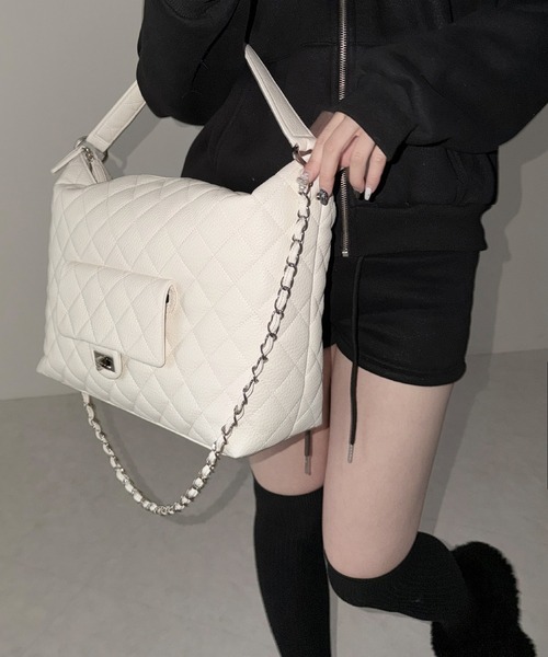 me+em select（ミームセレクト）の「【 ショルダーストラップ付き２WAY 】キルティングスクエアトートショルダーバッグ / quilted square tote shoulder bag（ショルダーバッグ・レディース・ブラック/ホワイト・FREE）」の18枚目の写真
