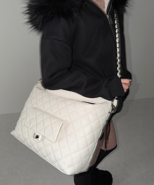 me+em select（ミームセレクト）の「【 ショルダーストラップ付き２WAY 】キルティングスクエアトートショルダーバッグ / quilted square tote shoulder bag（ショルダーバッグ・レディース・ブラック/ホワイト・FREE）」の20枚目の写真