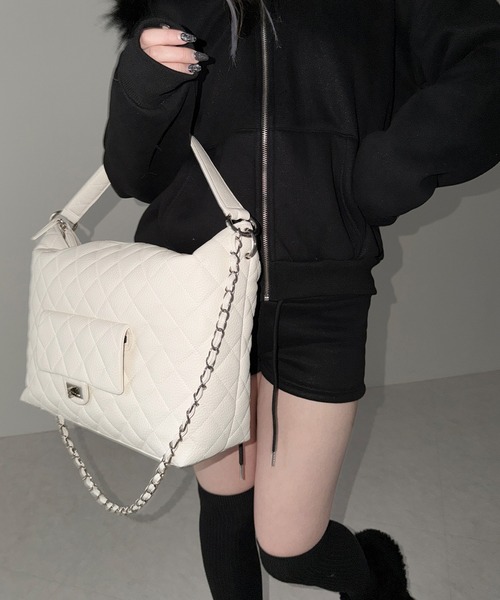 me+em select（ミームセレクト）の「【 ショルダーストラップ付き２WAY 】キルティングスクエアトートショルダーバッグ / quilted square tote shoulder bag（ショルダーバッグ・レディース・ブラック/ホワイト・FREE）」の21枚目の写真