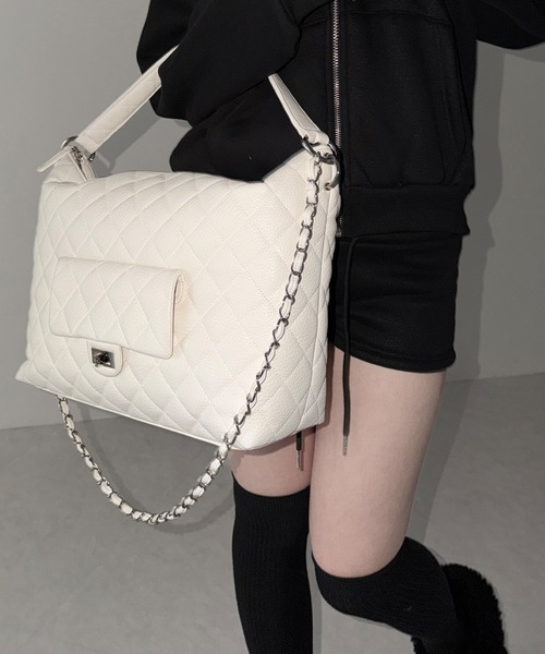 me+em select（ミームセレクト）の「【 ショルダーストラップ付き２WAY 】キルティングスクエアトートショルダーバッグ / quilted square tote shoulder bag（ショルダーバッグ・レディース・ブラック/ホワイト・FREE）」の22枚目の写真