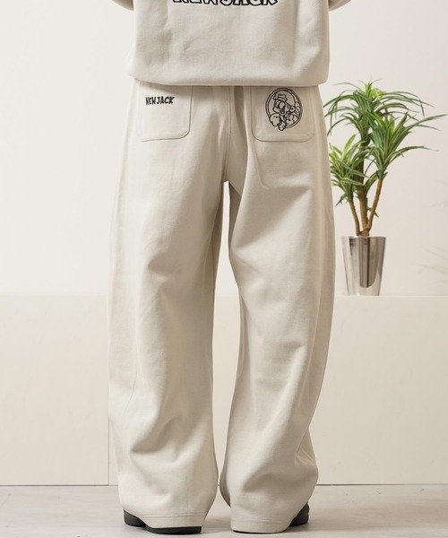 1111clothing(ワンフォークロージング)の「NEW JACK 刺繍 バレルスウェットパンツ / NEW JACK Embroidered Barrel Sweatpants(スウェットパンツ・メンズ・ブラック/グレイッシュベージュ・M/L)」の2枚目の写真