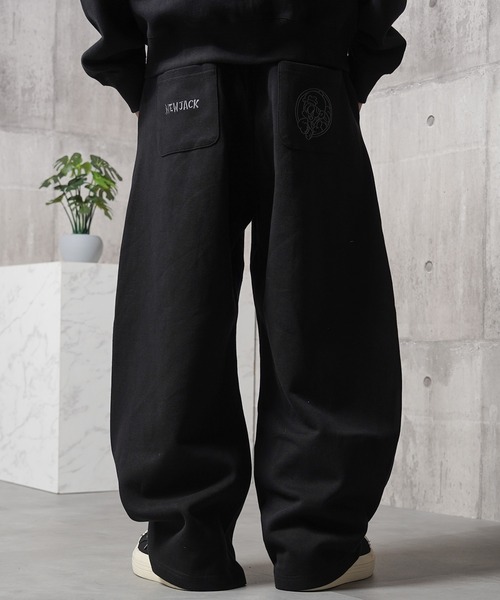 1111clothing(ワンフォークロージング)の「NEW JACK 刺繍 バレルスウェットパンツ / NEW JACK Embroidered Barrel Sweatpants(スウェットパンツ・メンズ・ブラック/グレイッシュベージュ・M/L)」の1枚目の写真