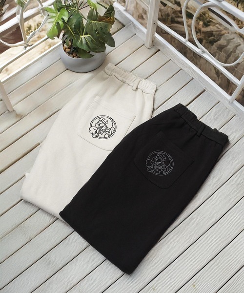 1111clothing(ワンフォークロージング)の「NEW JACK 刺繍 バレルスウェットパンツ / NEW JACK Embroidered Barrel Sweatpants(スウェットパンツ・メンズ・ブラック/グレイッシュベージュ・M/L)」の3枚目の写真